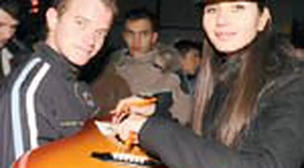 Elena Basescu a impartit vin fiert si autografe