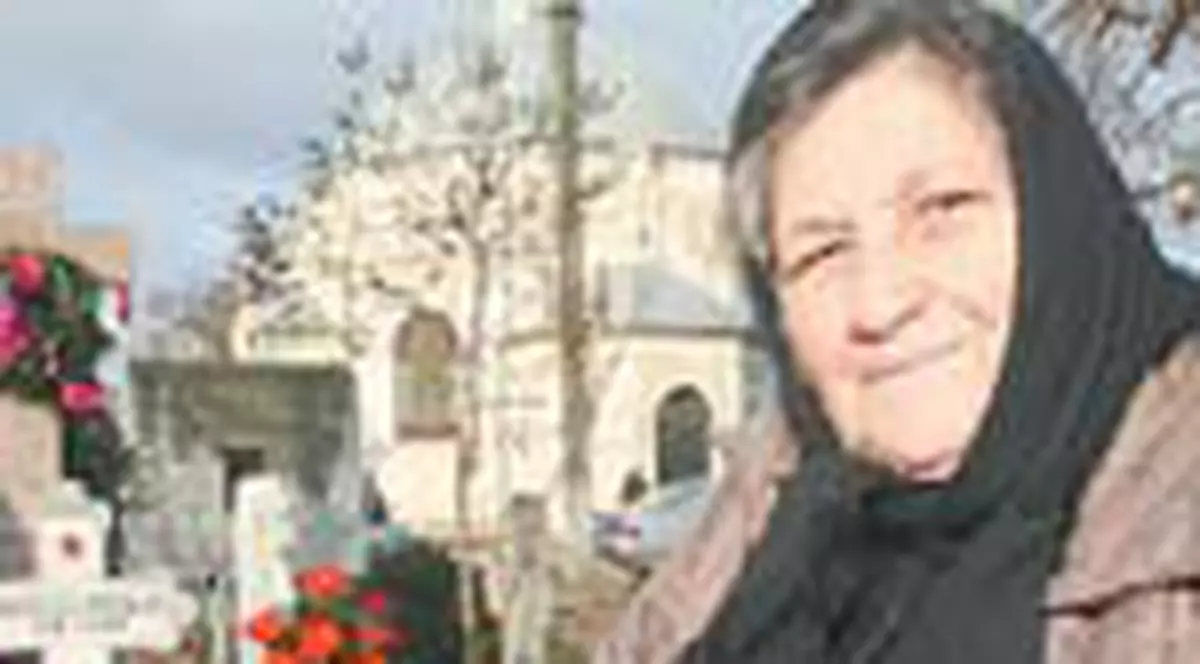 Lumanari si flori la mormantul lui Ceausescu