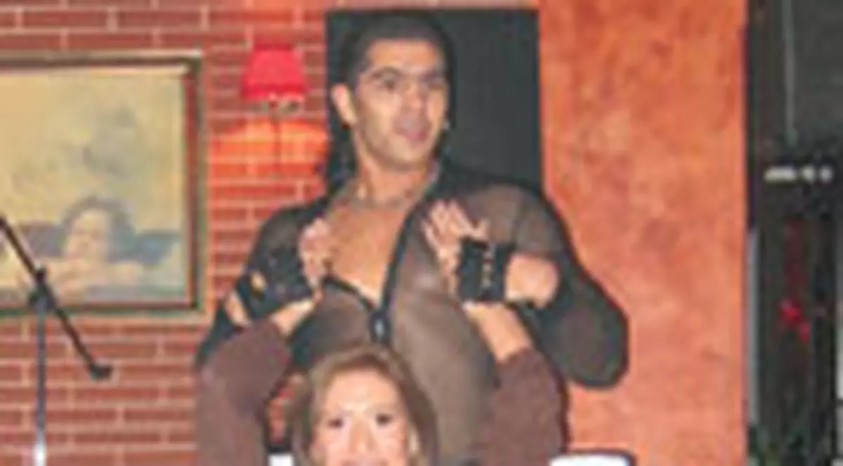 Axinte i-a facut cadou sotiei o trupa de stripperi