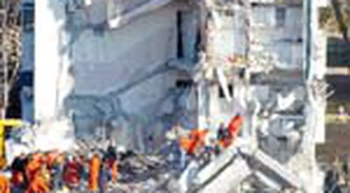 Un bloc de cinci etaje s-a prabusit in Turcia