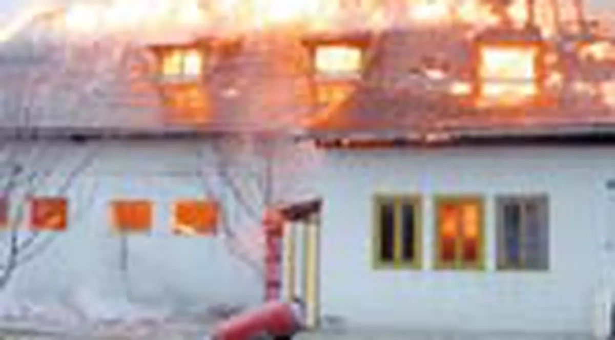 O fabrica din Alba a ars din temelii