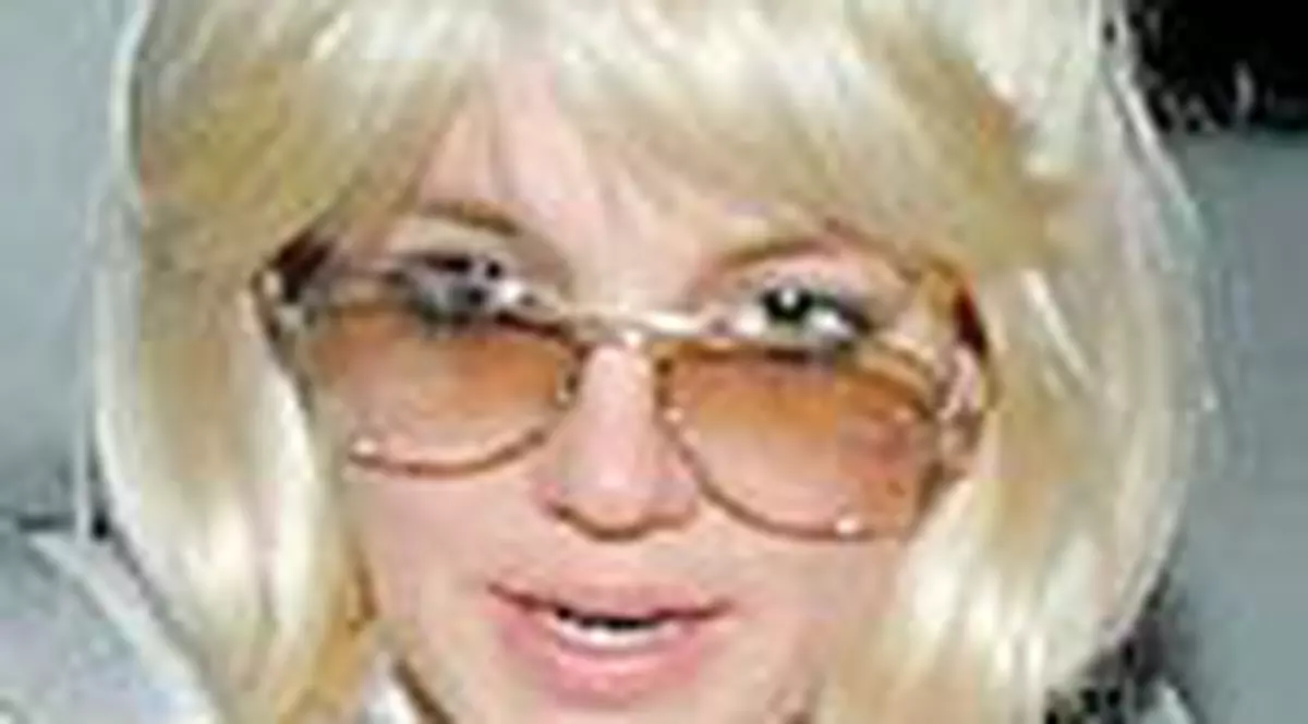 Britney Spears si-a pus peruca blonda