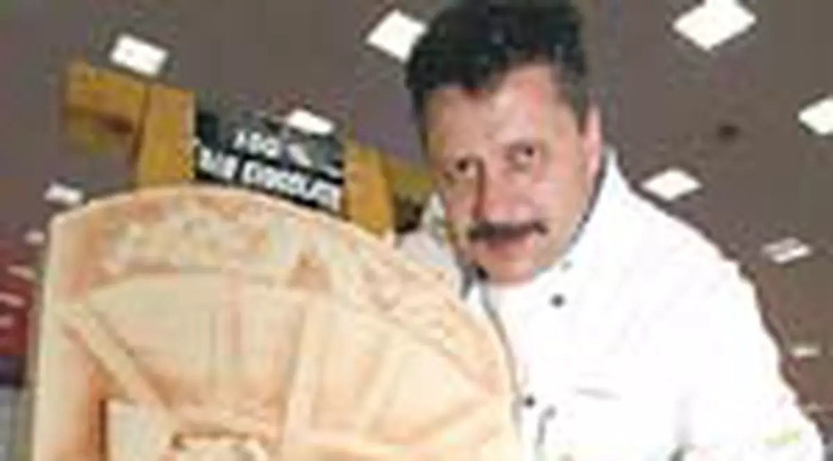 A sculptat tone de ciocolata 