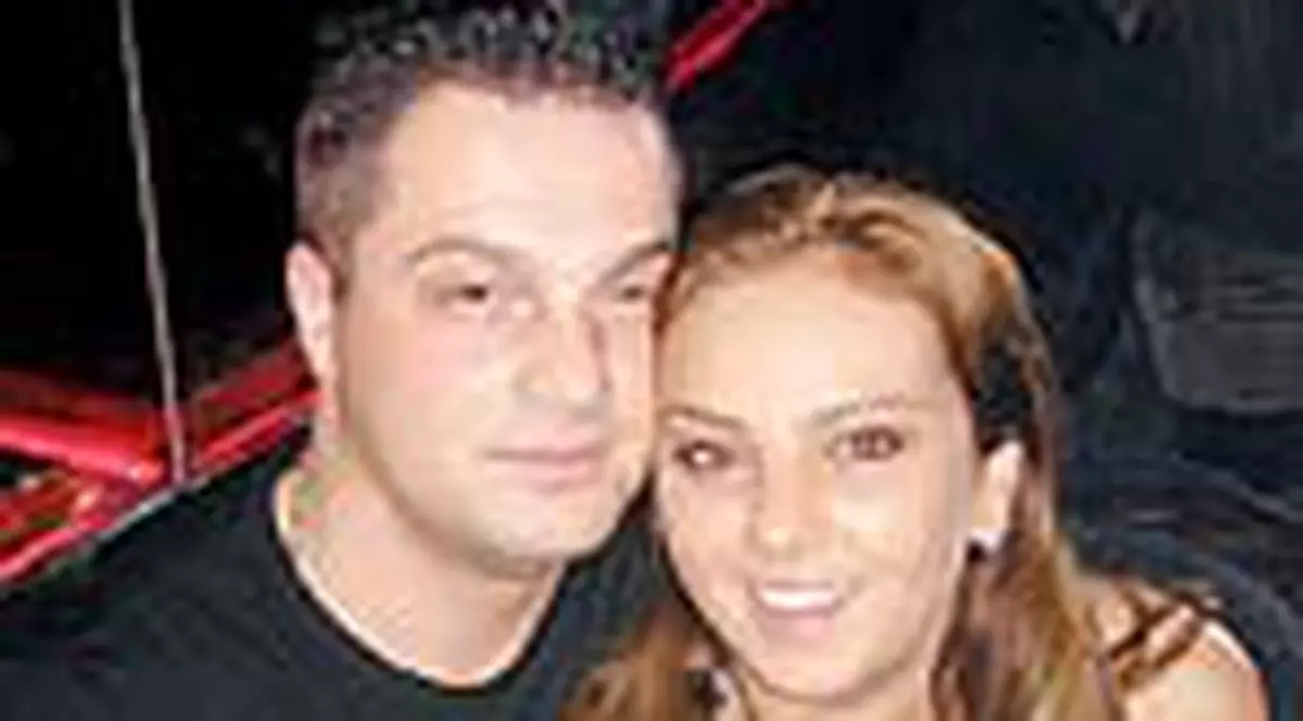 Roxana Ionescu, din bratele iubitului in cele (de ceara) ale lui Brad Pitt