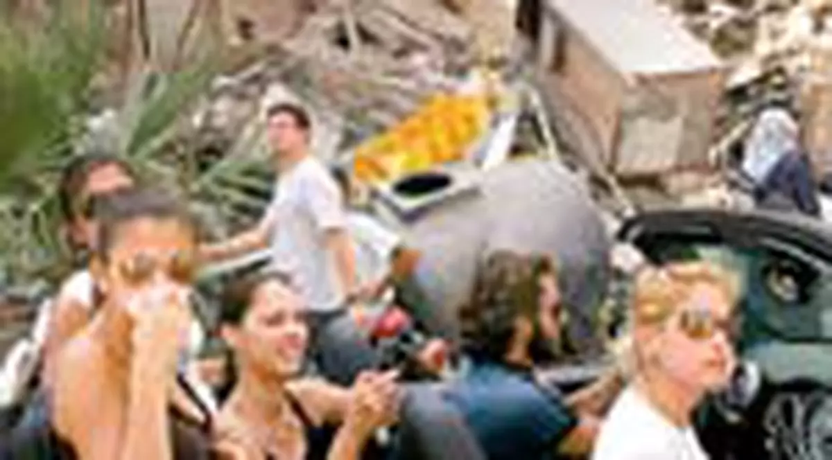 Cu limuzina printre ruine