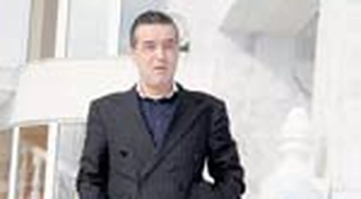 Gigi Becali a impartit  5.000 € amaratilor