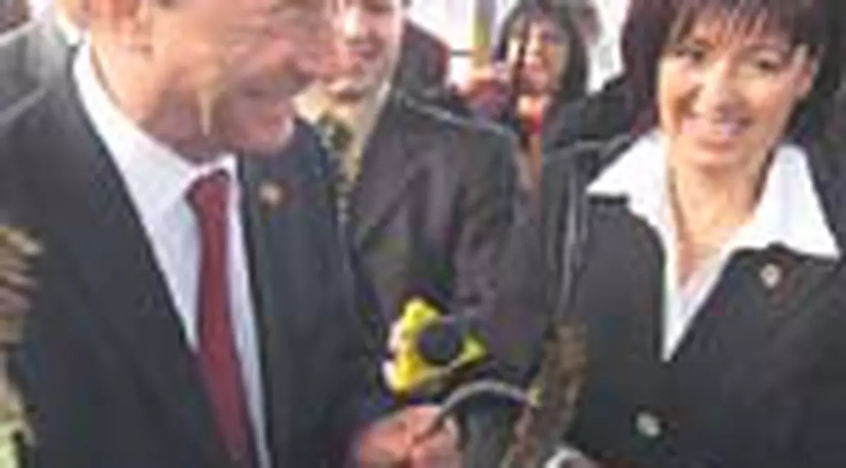 Basescu, asaltat de romanii din Luxemburg