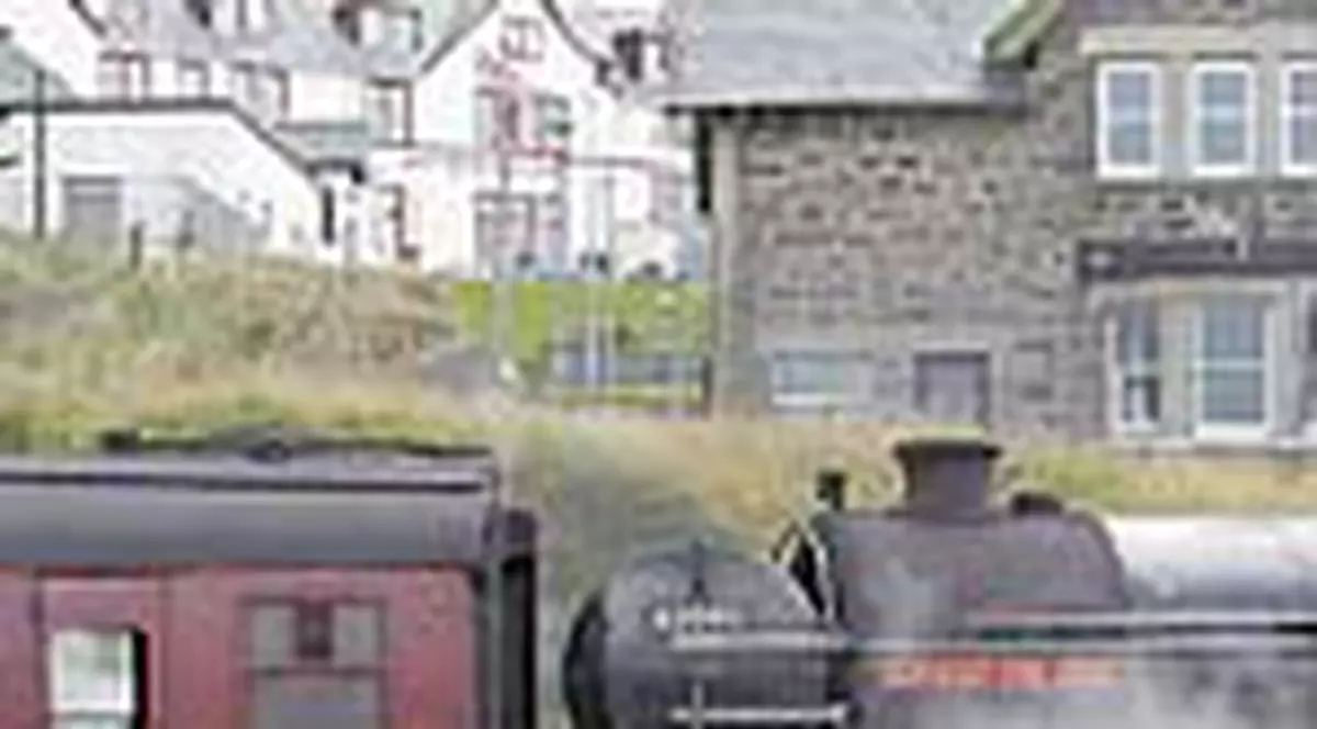 Retinuti pentru ca au distrus trenul magic