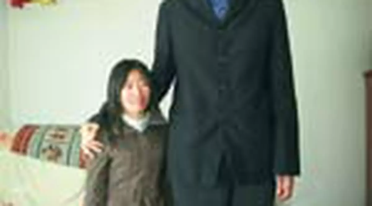 Cel mai inalt barbat, curtat de cea mai inalta femeie