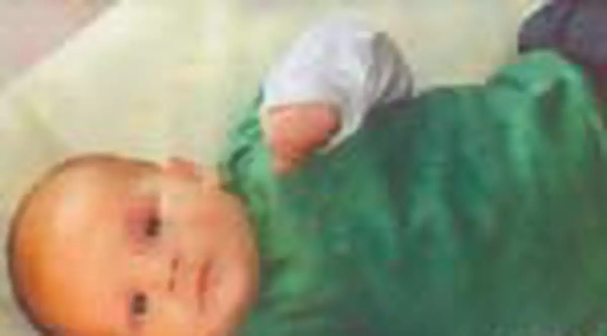 Un bebelus doarme cu 2  crocodili si 14 serpi