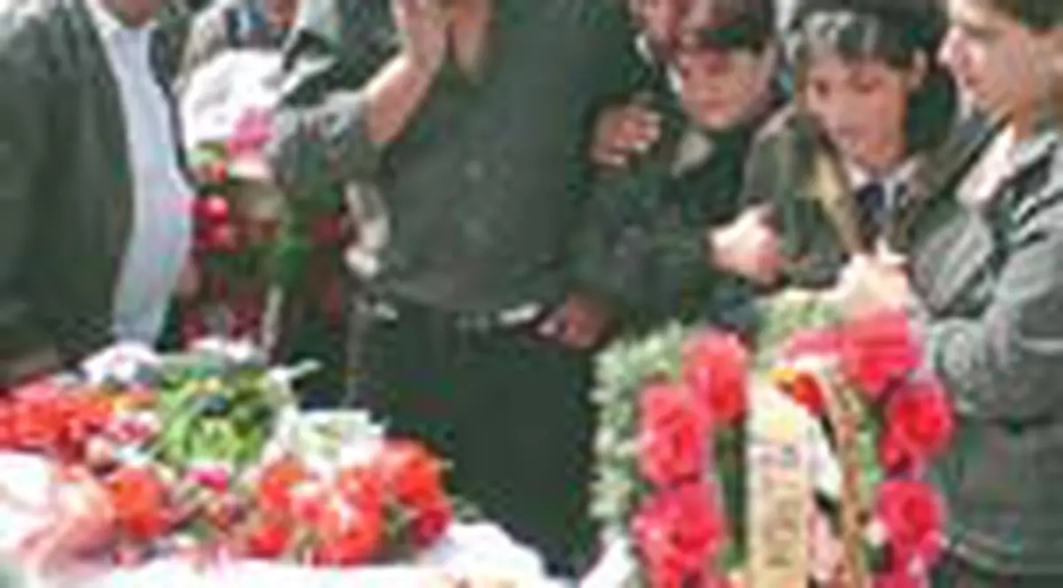 Adina, inmormantata cu o cununa de flori