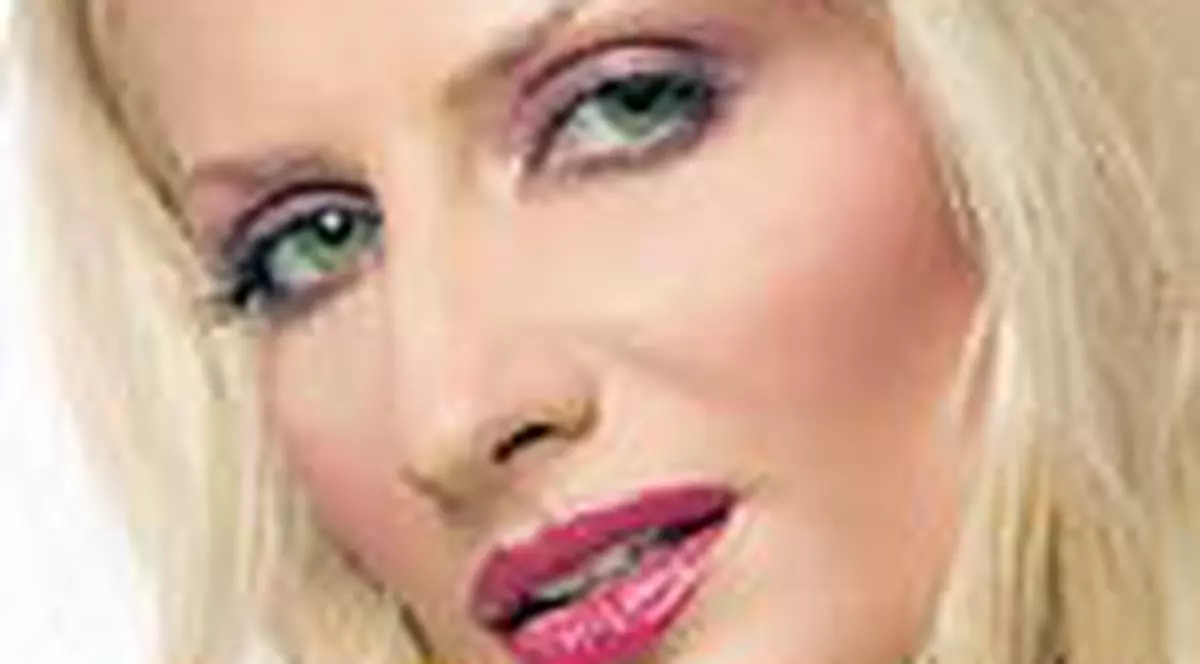 Julia si-a vandut imaginea pe 10.000 de euro