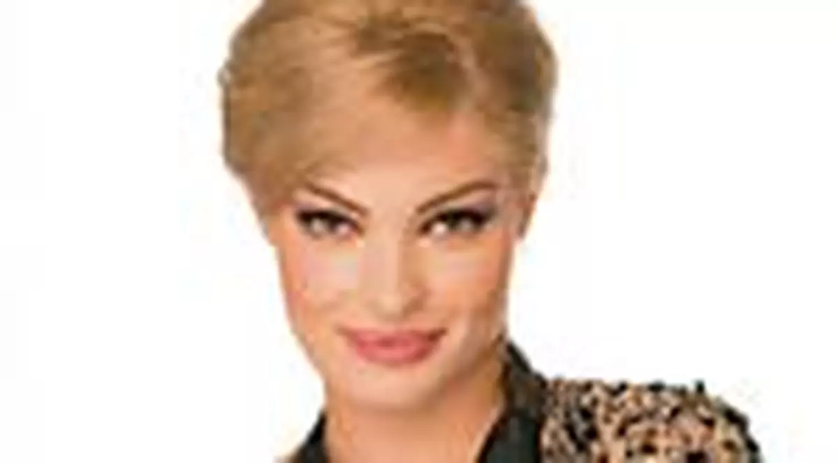 Pentru silueta, Valentina Pelinel joaca tenis si face jogging pe un stadion din Bucuresti