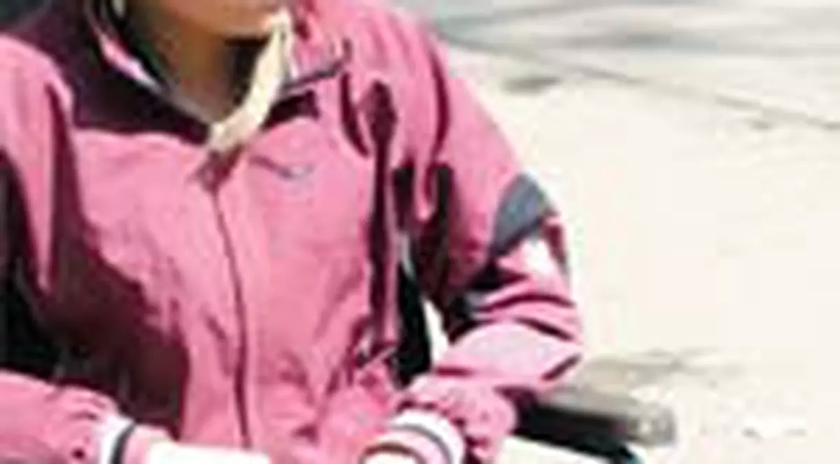 Isi serbeaza majoratul in  ghips