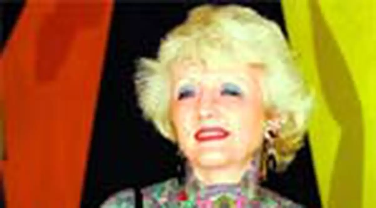 Cea mai tatuata femeie isi doreste si recordul mondial la cercei prinsi in piele