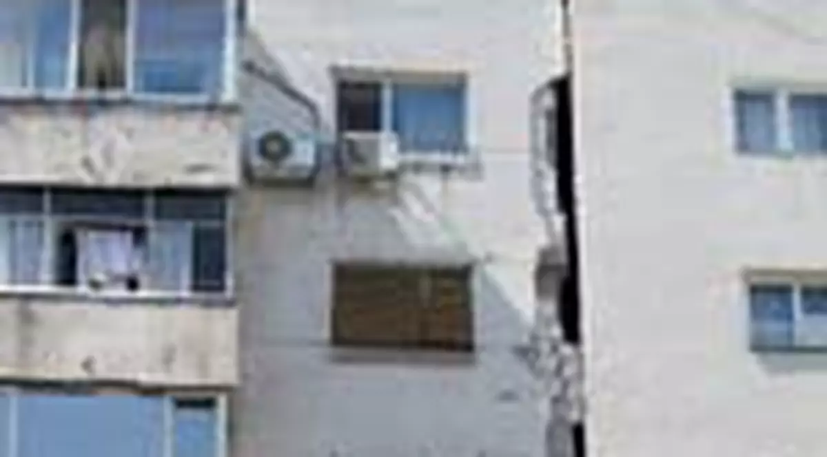 Atentie, cad caramizi!