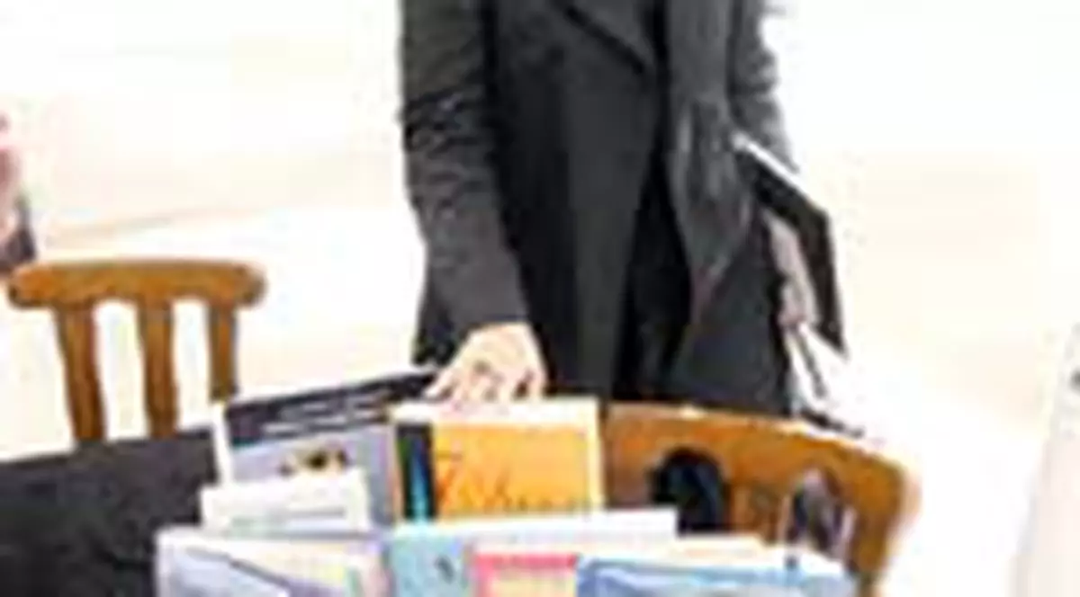 Andreea Marin-Banica a donat carti pentru o scoala