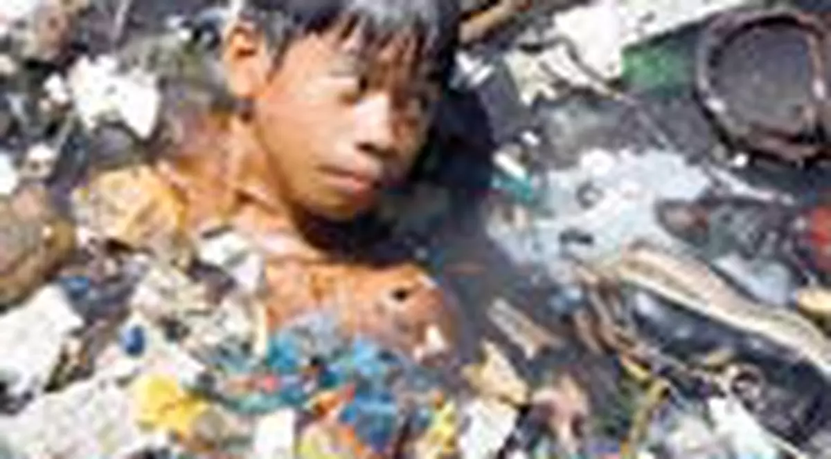 Fac baie printre gunoaie!