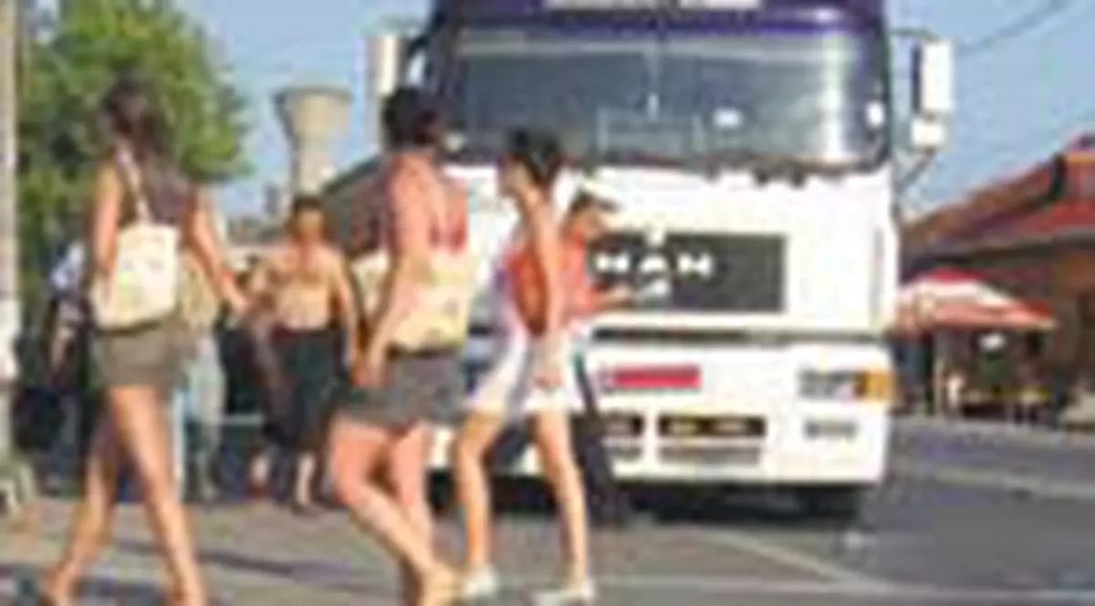 Trei copii au scapat, dupa ce un TIR a trecut peste ei