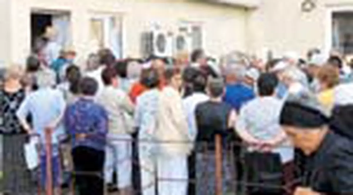 Pensionarii s-au batut pentru un bilet de tratament 