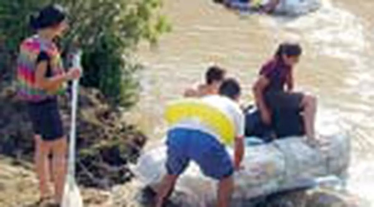 Au navigat pe plute din sticle de plastic