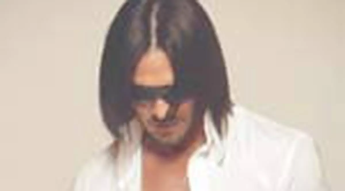 Cornel Pasat le instruieste pe fetele de la pagina 5