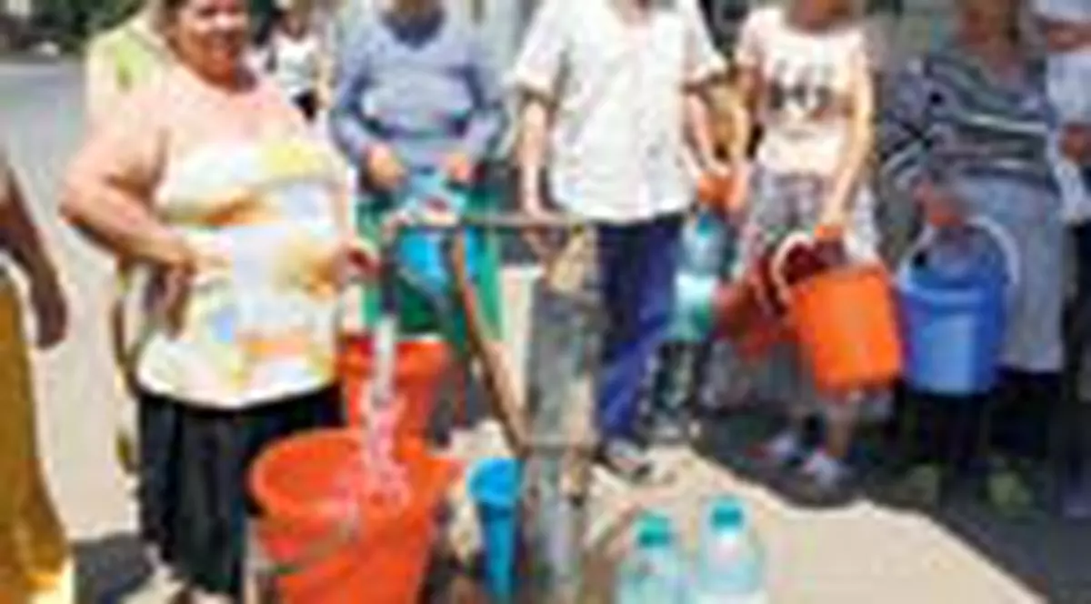 Stau la coada pentru apa