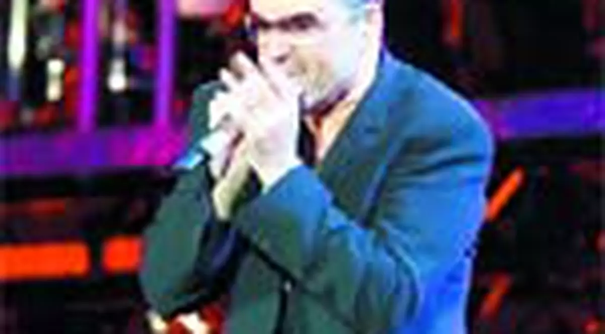 A cantat pe o scena cat un bloc cu zece etaje