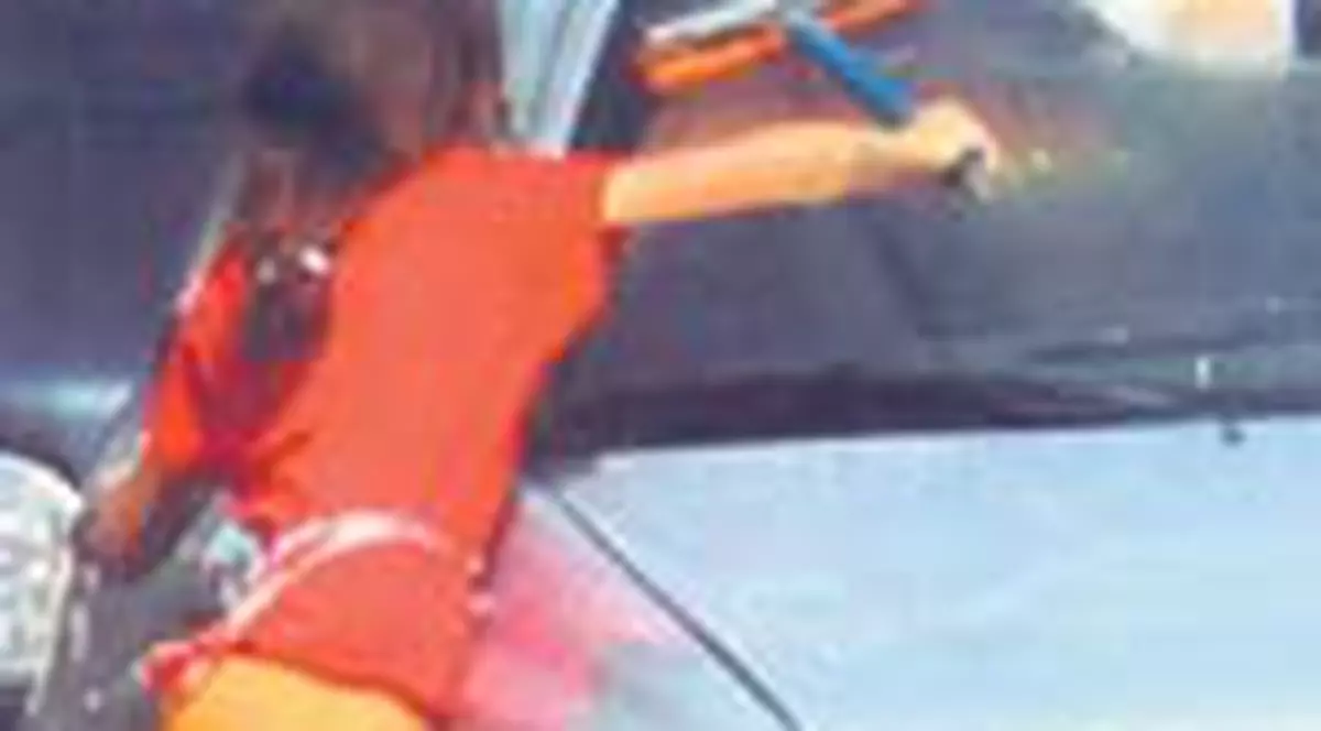 Minori romani, la sters parbrize