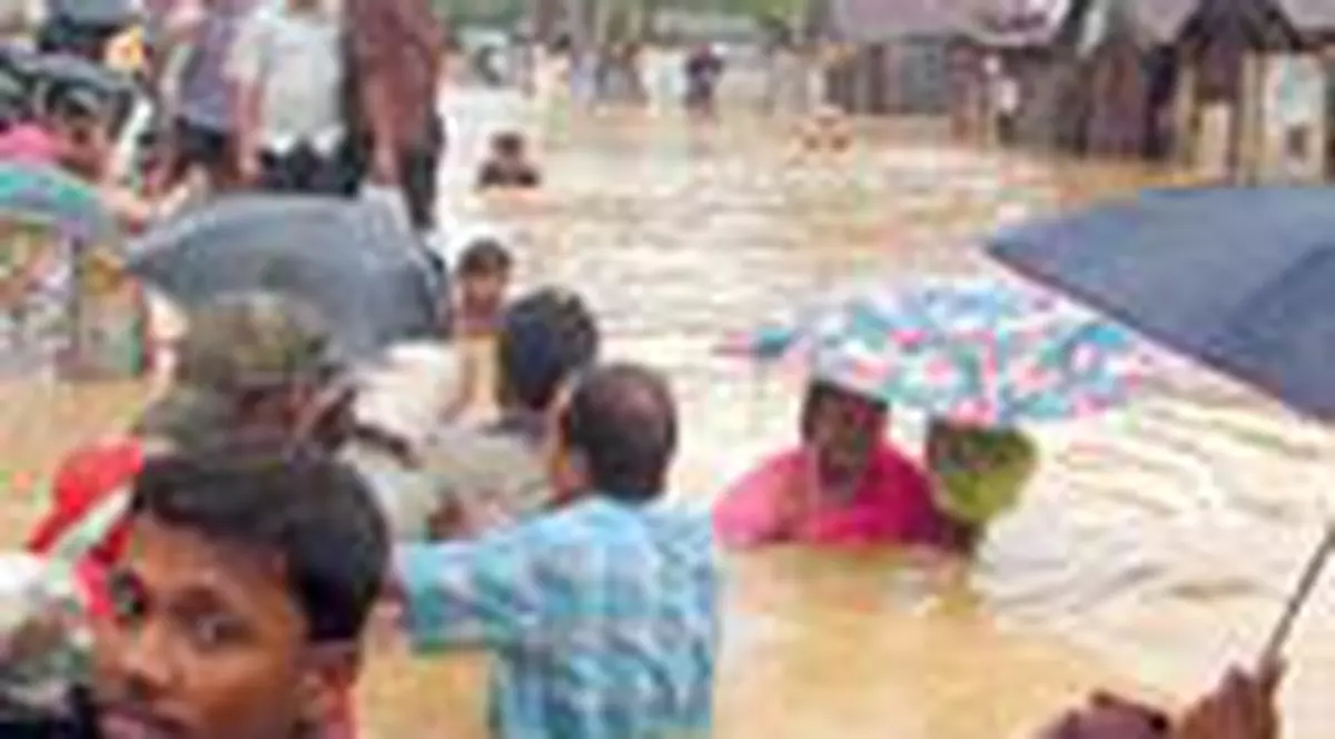 100  de oameni ucisi de inundatii in Bangladesh 