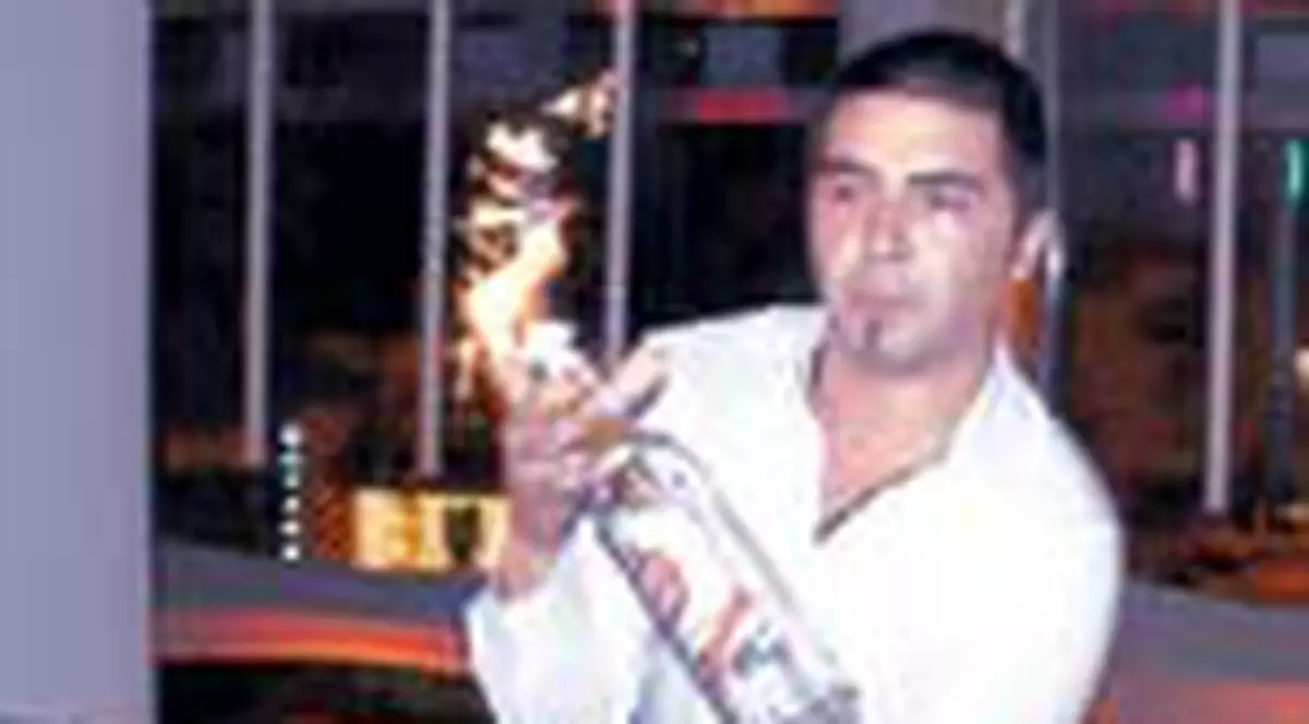 Barmanul care face 14.000 euro lunar