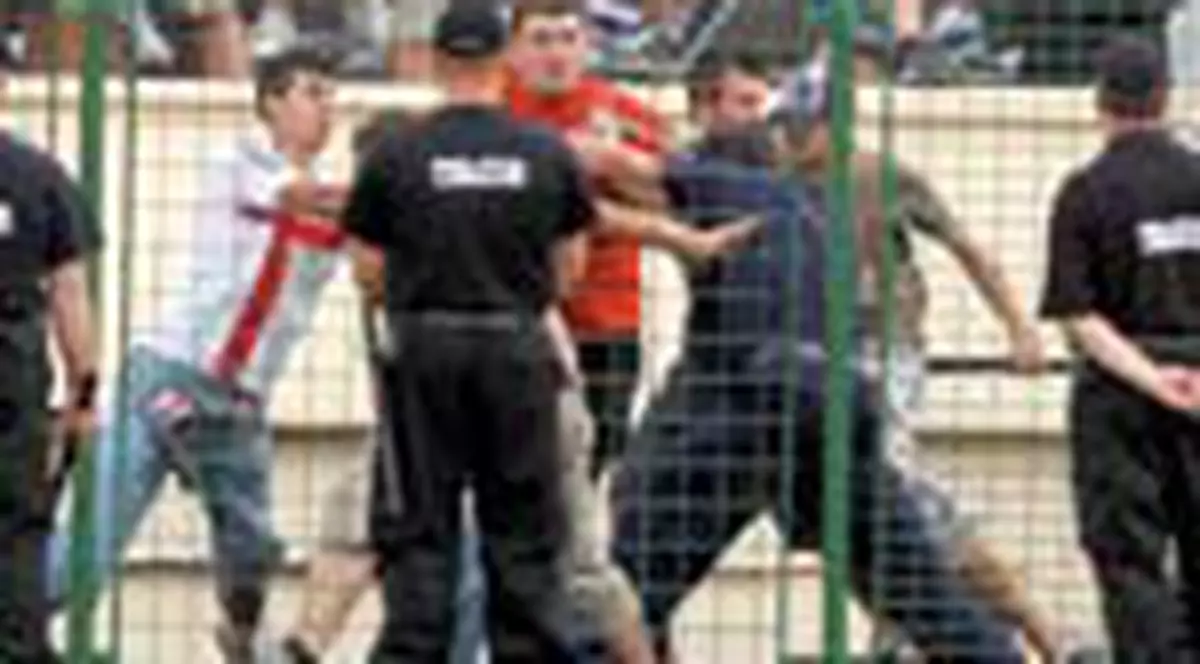 Razboi intre actionari si suporteri!