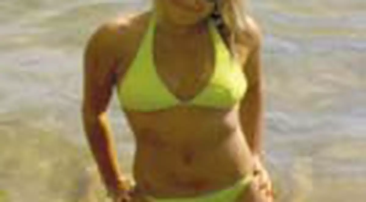 Mona Rosu, singura la mare