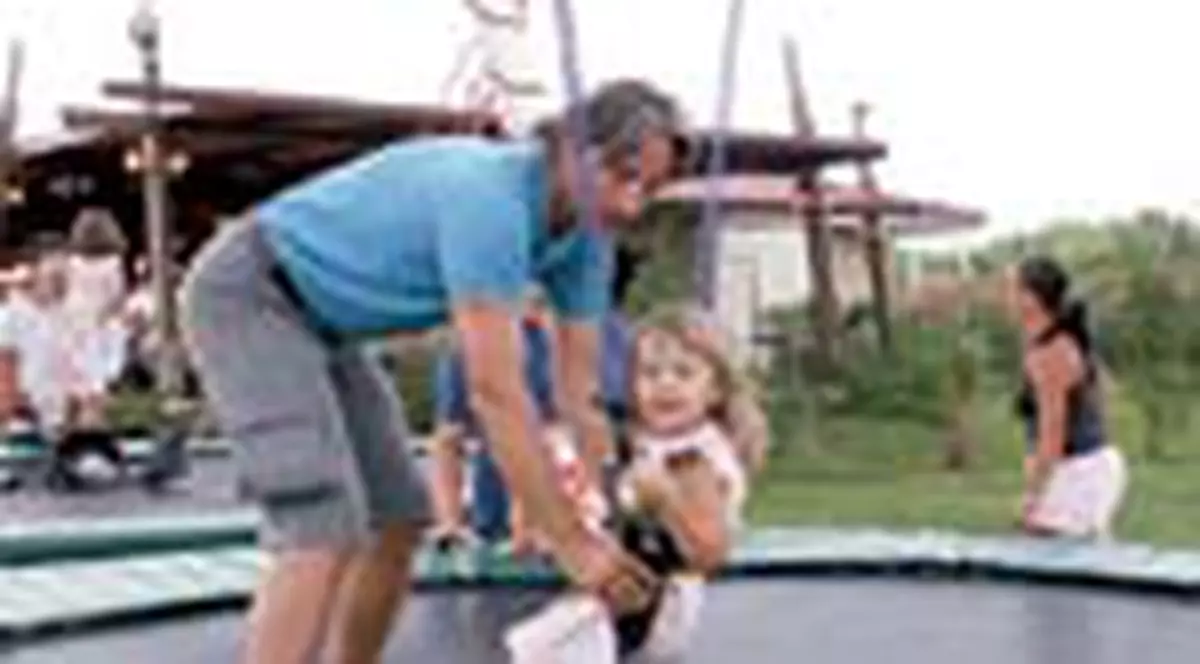 Fetita Ralucai Moianu face 'bungee-jumping'