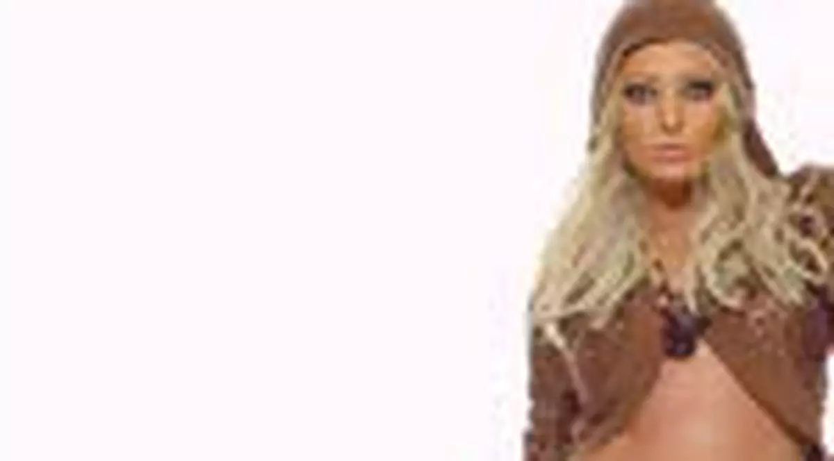 Delia, ajutata de iubit sa parcheze