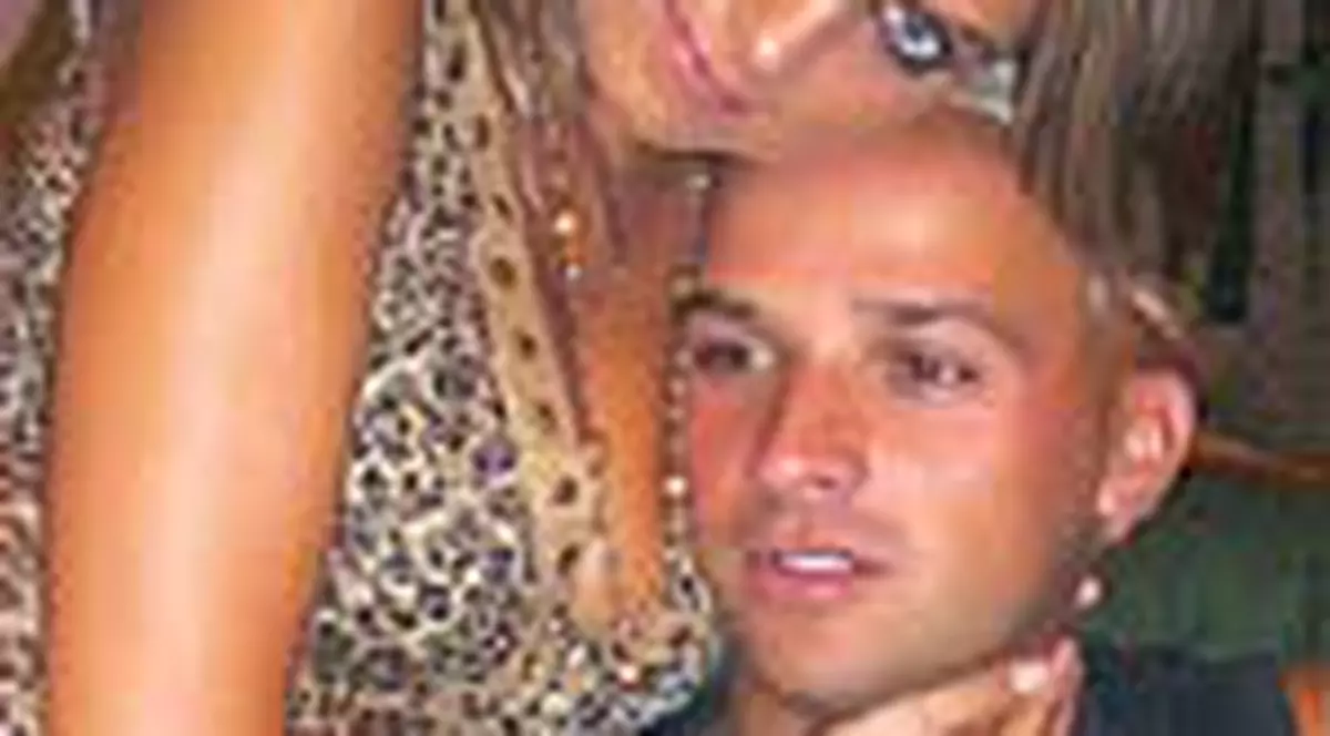 Anca ex-A.S.I.A. 'lucreaza' la un bebe cu Andrei de la Alb-Negru