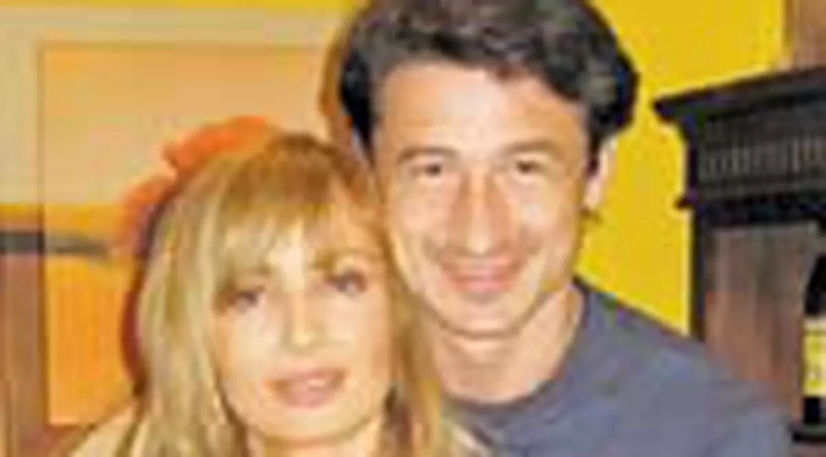 Daniela Gy?rfi ii prepara iubitului ei salate si aripioare de pui cu piure