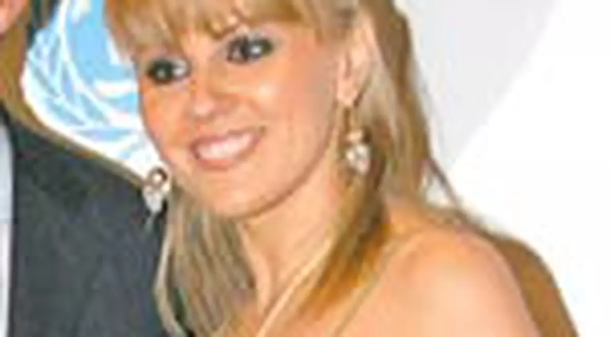 Ioana isi serbeaza ziua la mare