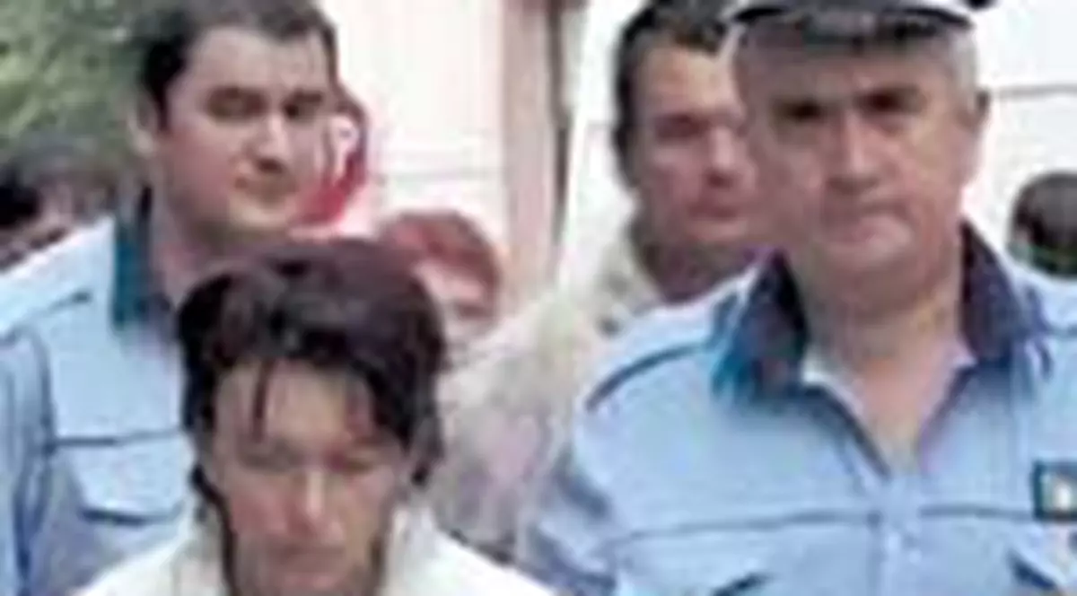Mama fetitei tinute printre sobolani a fost arestata