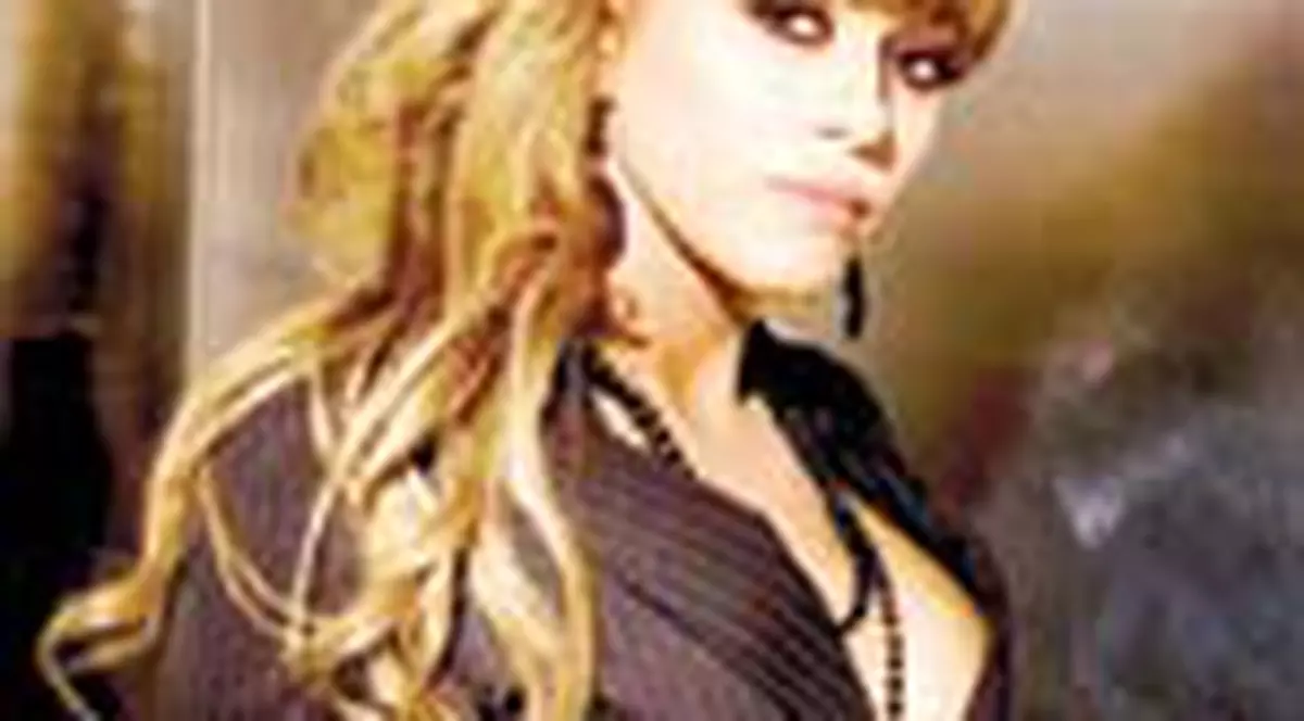 Anda Adam isi vinde hainele pe Internet