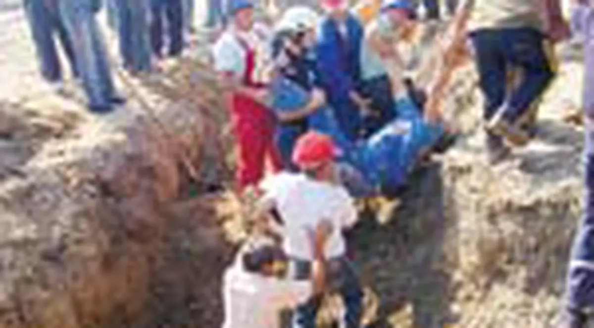 Doi muncitori au murit ingropati de vii