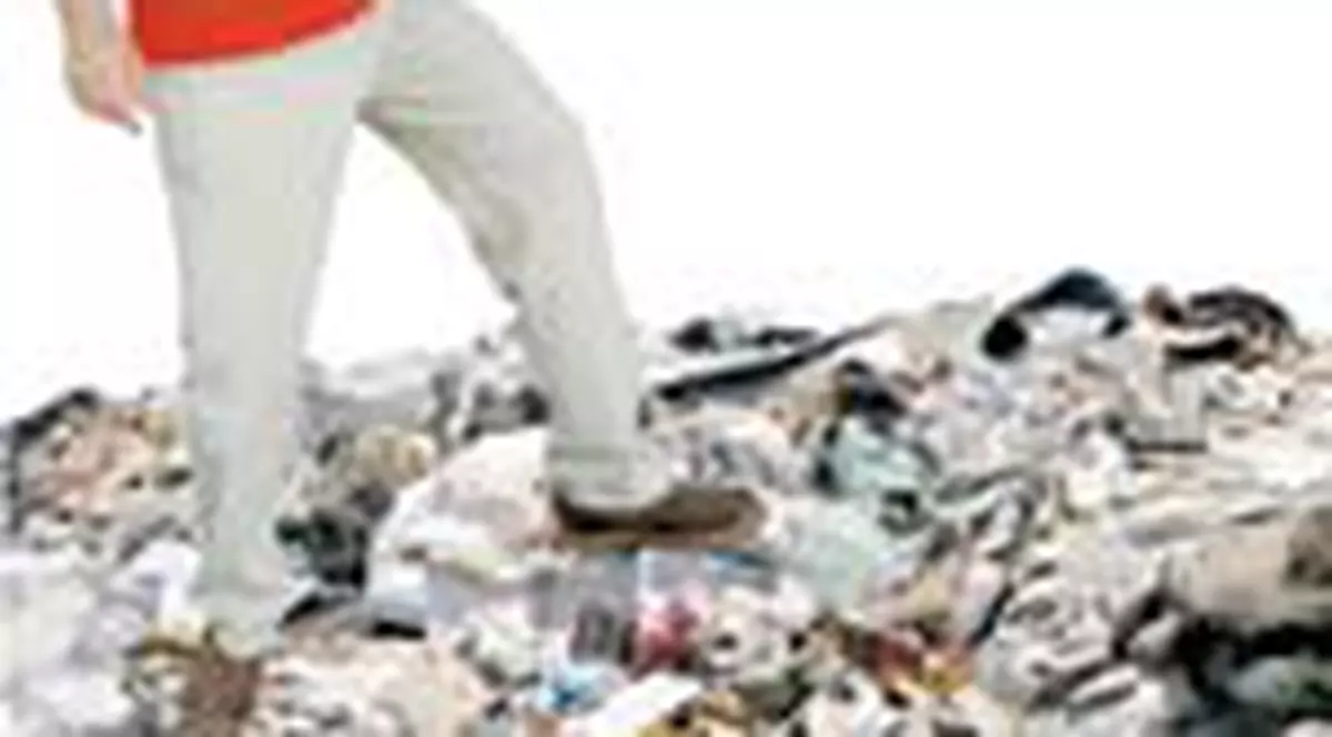 Se cearta pe muntii de gunoi