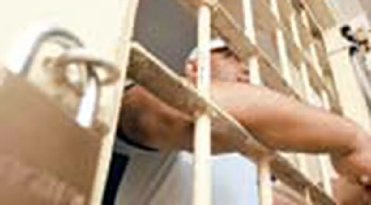 Puscariasii se uita la manele si la Discovery