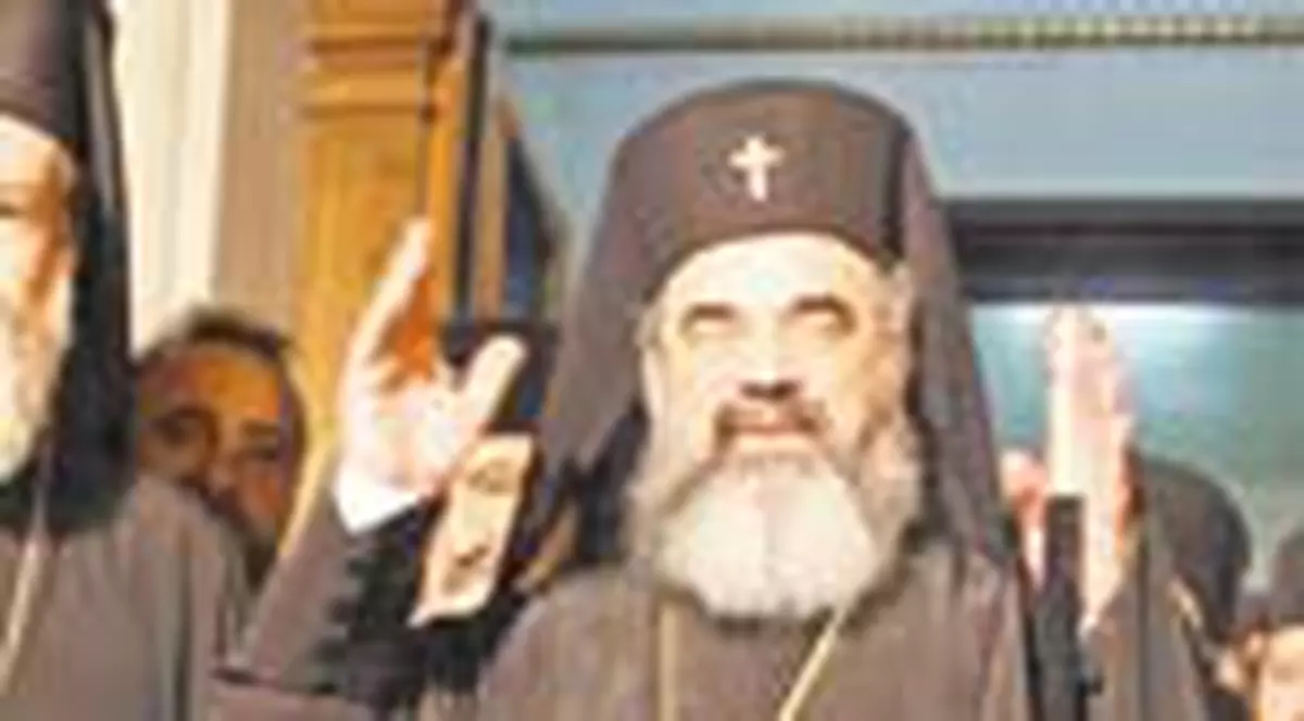 Trei case si salariu de 8.000 lei