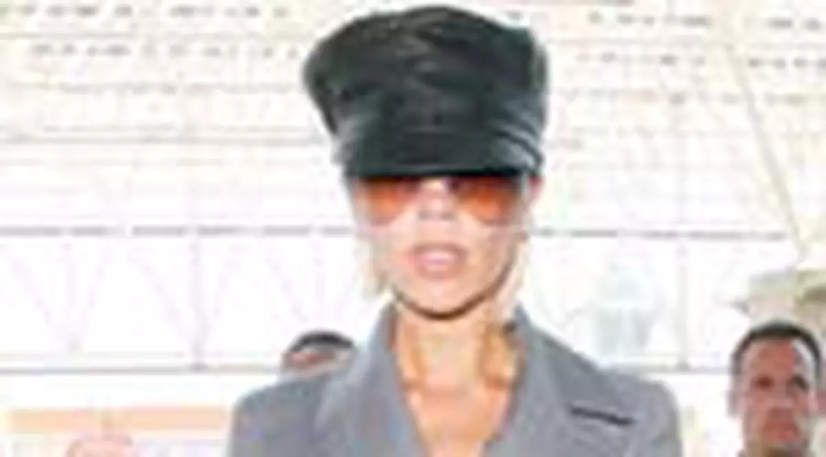 Victoria Beckham, imbracata ca un ofiter nazist