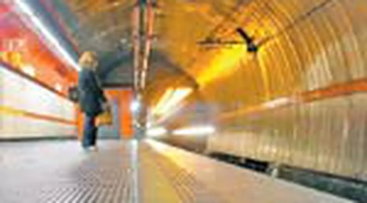 Romanca impinsa in fata metroului?