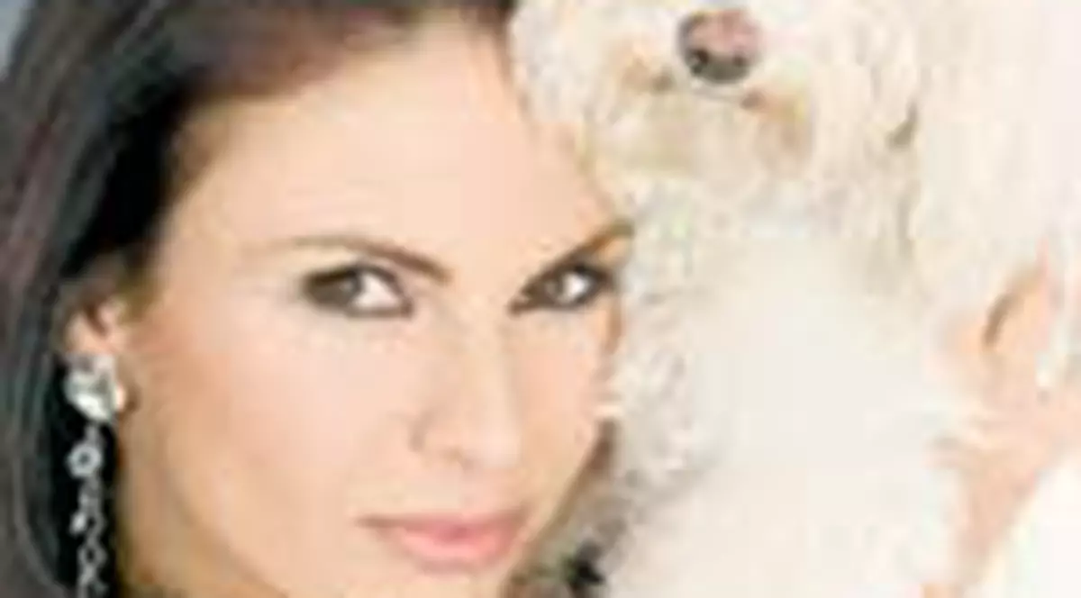 Ramona Badescu i-a luat Herei parfum Dior