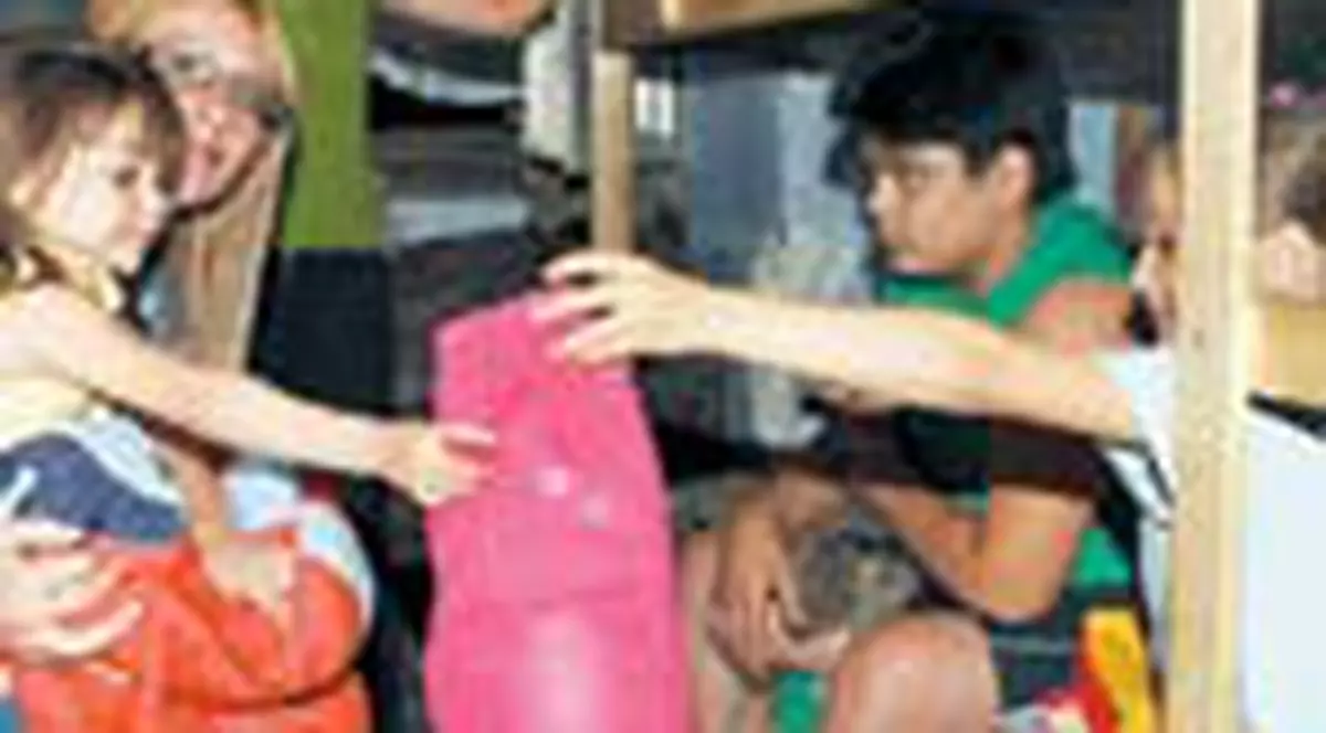 Au primit hainute si rechizite