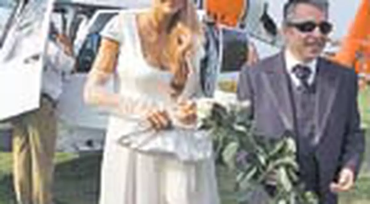 Roxana Ciuhulescu a venit la nunta cu elicopterul