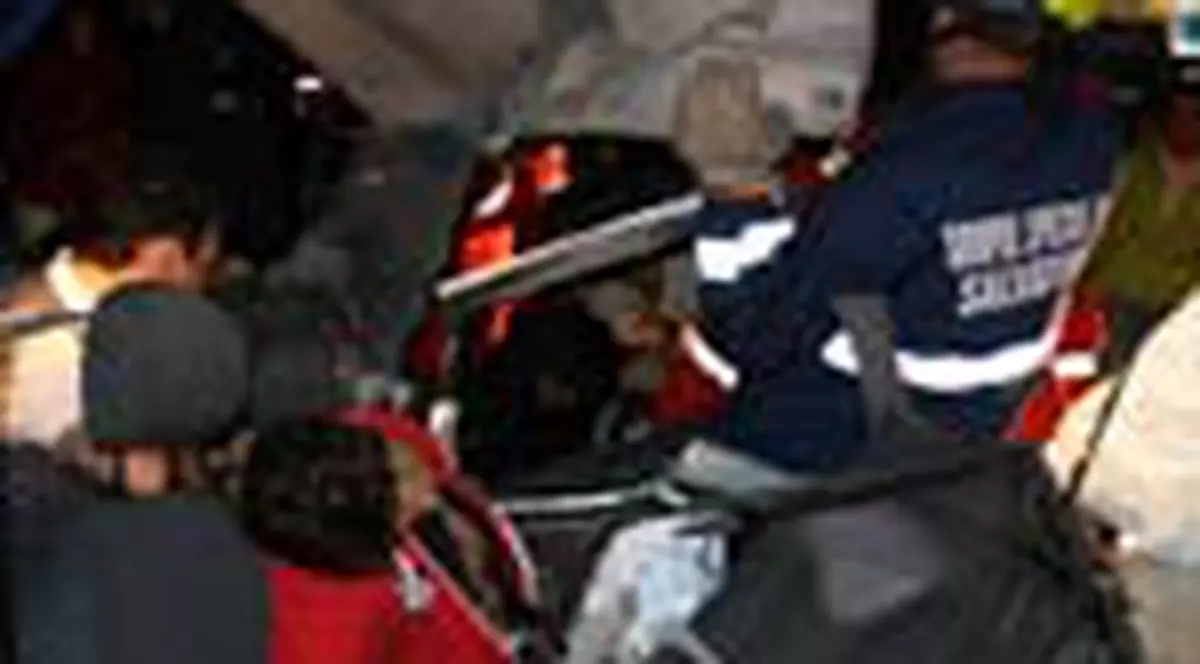 Strivit in masina incolacita pe stalp